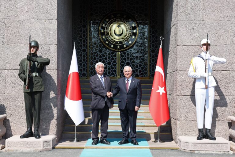 وزير الدفاع الياباني يبحث ونظيره التركي تعزيز التعاون الدفاعي وإمكانية الحصول على المسيّرات التركية