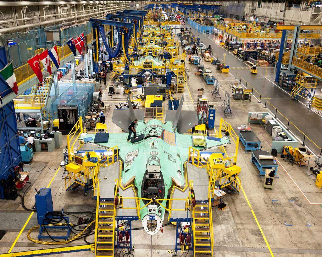 D2JJ5LN4IBH33BTJSNEYOTGXYU مقاتلة من طراز F-35 تحلق في أداء تجريبي