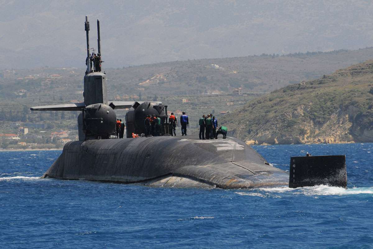 ohio-class-submarine غواصة نووية أمريكية من فئة أوهايو أثناء عبورها قناة السويس
