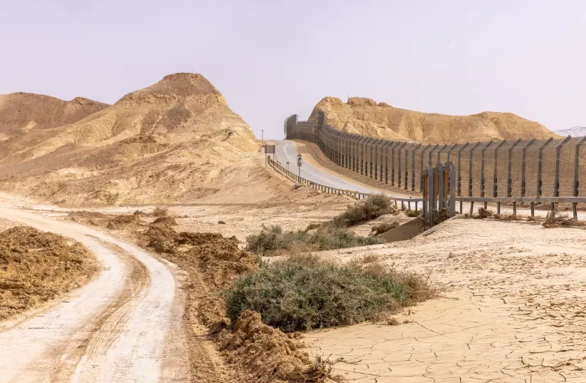 عناصر من الأمن الإسرائيلي بالقرب من الحدود الجنوبية لمراقبة الوضع الأمني