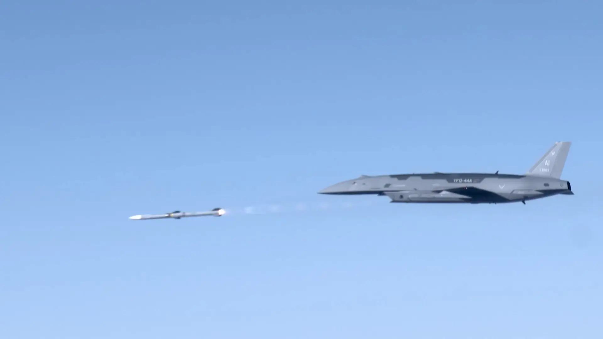 الولايات المتحدة تعلن نجاح تجربة إطلاق صاروخ جو-جو من المقاتلة المسيّرة YFQ-44/A