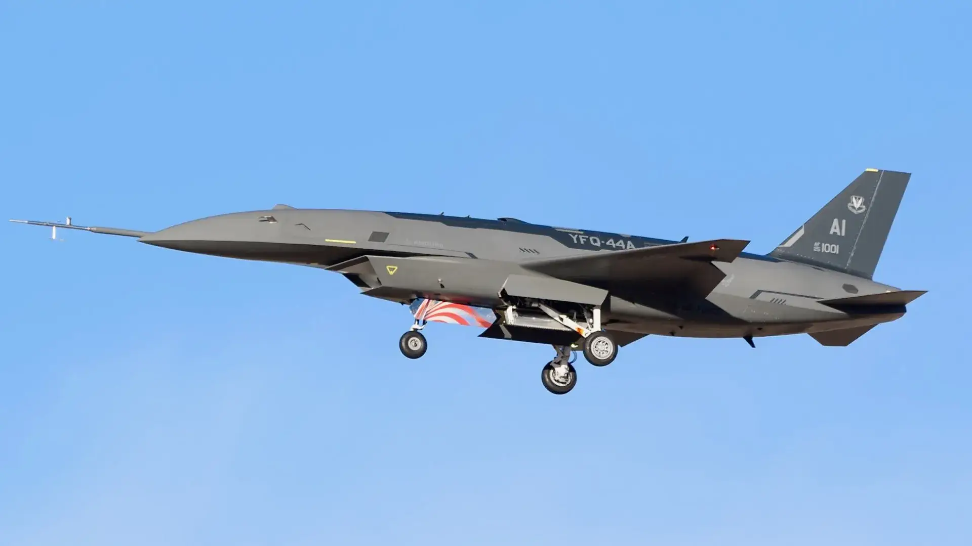القوات الجوية الأمريكية تجري أول اختبار لإطلاق صاروخ جو-جو من المقاتلة المسيّرة YFQ-44A